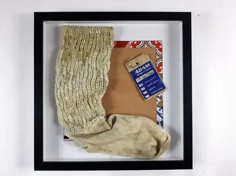 Kaus kaki bekas Michael Jackson, terjual Rp 145 juta di pelelangan.