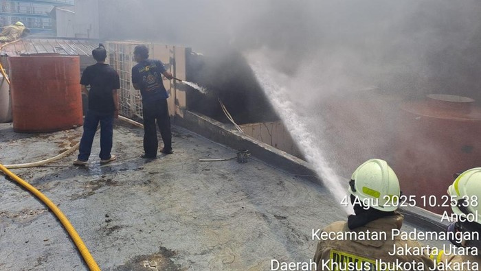 Kebakaran di Ruko Mangga Dua, Jakarta Utara. Petugas Damkar meluncur, Senin (4/8/2025).