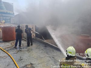 Ruko di Lantai 5 Mangga Dua Kebakaran, 12 Mobil Damkar Meluncur