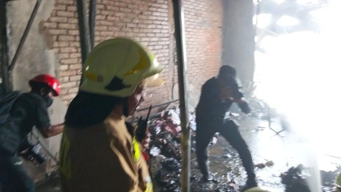 Kebakaran terjadi di ruko di Mangga Dua, Pademangan, Jakarta Utara (Jakut). Kebakaran diduga dipicu masalah korsleting listrik. (dok Damkar Jakut)