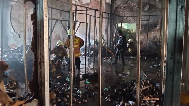 Kebakaran terjadi di ruko di Mangga Dua, Pademangan, Jakarta Utara (Jakut). Kebakaran diduga dipicu masalah korsleting listrik. (dok Damkar Jakut)