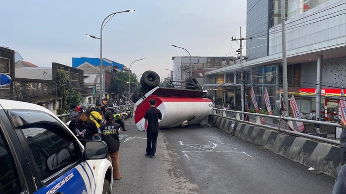 Truk muat tetes tebu terguling di flyover Kota Malang