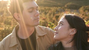 Tatapan manis Paul ke Keisya, vibes-nya kayak drama Korea banget! Foto: Instagram Keisya Levronka