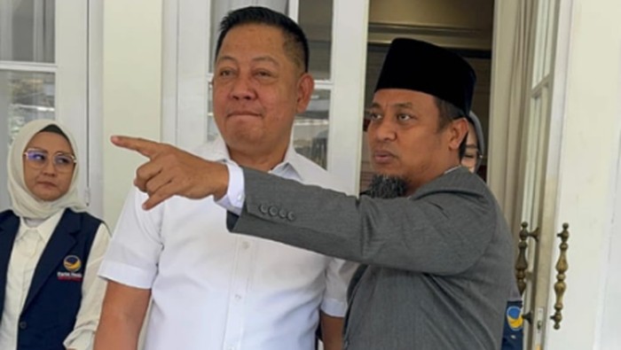 Ketua DPW NasDem Sulsel Rusdi Masse Mappasessu (kemeja putih) bersama Gubernur Sulsel Andi Sudirman Sulaiman.