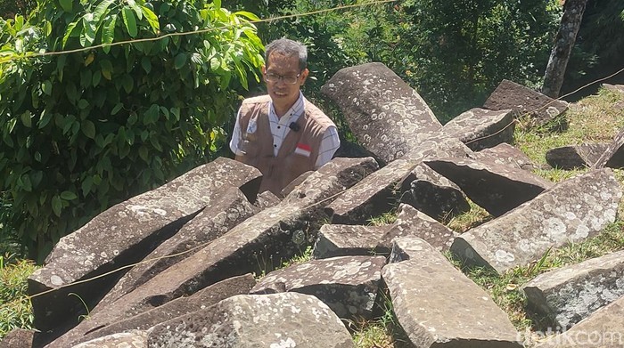 Ketua Tim Peneliti sekaligus arkeolog Ali Akbar mengamati struktur bangunan Situs Megalitikum Gunung Padang