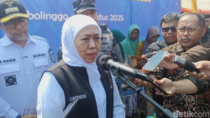 Khofifah Indar Parawansa saat meninjau proses pembangunan RTLH di Probolinggo.