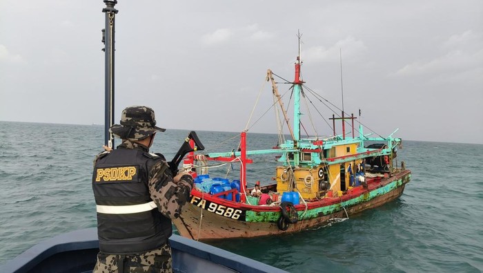 KKP melumpuhkan satu kapal ikan asing asal Malaysia yang melakukan penangkapan ikan secara ilegal di Perairan Selat Malaka.