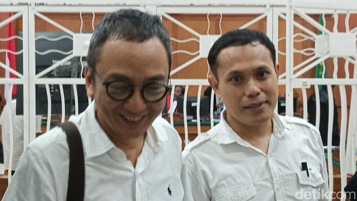 Ahmad Susanto (kanan) usai menjalani sidang pledoi kasus dugaan korupsi dana hibah KONI Makassar senilai Rp 5,8 miliar di PN Makassar.