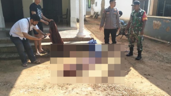 Korban terkabar di depan rumah