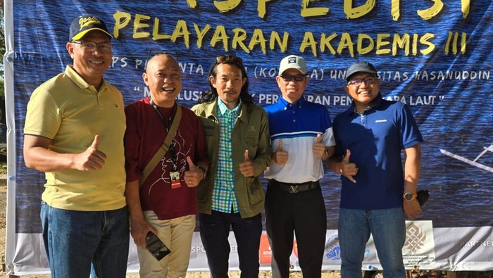 Korpala Unhas meluncurkan Ekspedisi Pelayaran Akademis III dari Makassar ke Thailand menggunakan perahu sandeq, simbol budaya maritim Indonesia.
