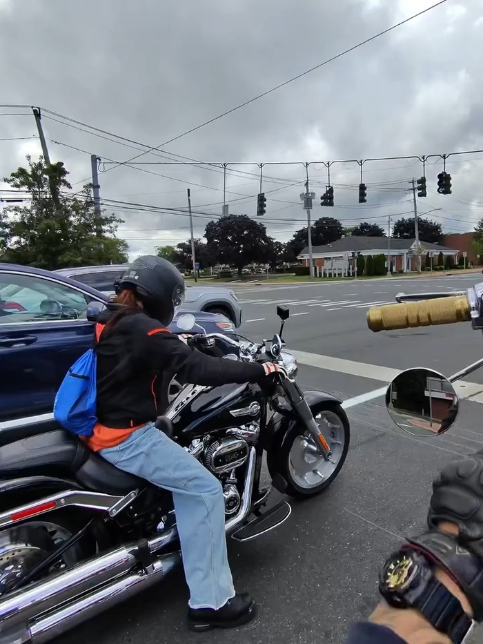 Aktris Korea Lee Si Young touring naik Harley keliling Long Island, New York, AS.