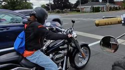 Gaya Bumil Lee Si Young Touring Naik Moge di Long Island