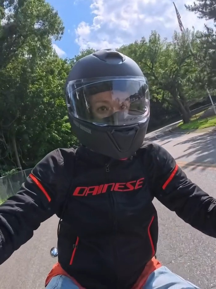 Aktris Korea Lee Si Young touring naik Harley keliling Long Island, New York, AS.