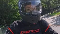 Gaya Bumil Lee Si Young Touring Naik Moge di Long Island