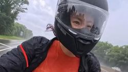 Gaya Bumil Lee Si Young Touring Naik Moge di Long Island