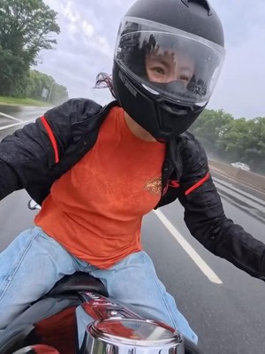 Gaya Bumil Lee Si Young Touring Naik Moge di Long Island