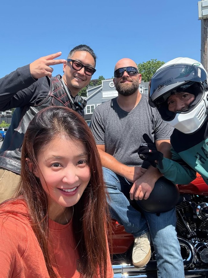 Aktris Korea Lee Si Young touring naik Harley keliling Long Island, New York, AS.
