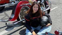 Gaya Bumil Lee Si Young Touring Naik Moge di Long Island