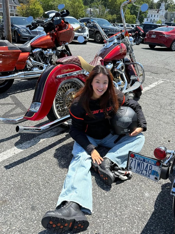 Aktris Korea Lee Si Young touring naik Harley keliling Long Island, New York, AS.