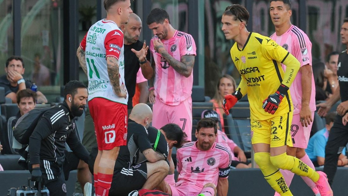 Lionel Messi mengalami cedera saat Inter Miami menghadapi Necaxa di Leagues Cup 2025 (Foto: IMAGN IMAGES via Reuters Connect/Sam Navarro)
