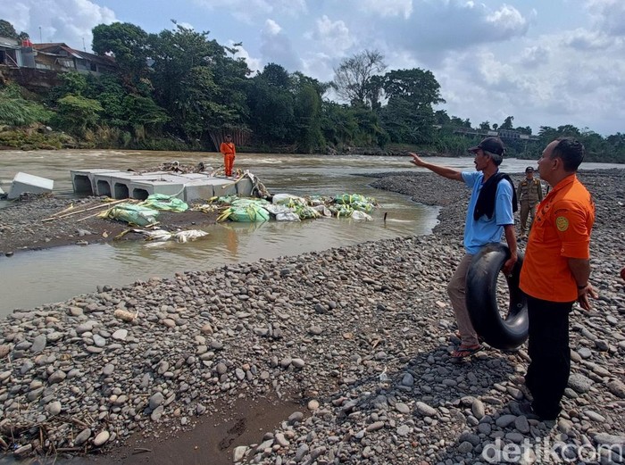 Lokasi tiga pekerja yang hilang terseret banjir bandang di Sungai Klawing, Kabupaten Purbalingga, Senin (4/8/2025).