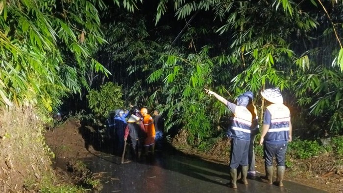 Kondisi jalan yang terputus akibat tertutup material longsor di jalan kabupaten penghubung Kutaliman-Melung, Kecamatan Kedungbanteng, Kabupaten Banyumas, Minggu (3/8/2025) malam.