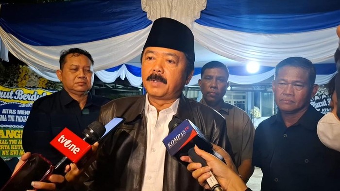 Mantan Panglima TNI Hadi Tjahjanto melayat ke ruma duka Marsma Fajar (Mulia/detikcom)