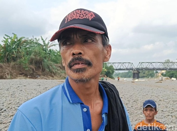 Marsono menceritakan banjir bandang yang nyaris menghanyutkan dirinya di Sungai Klawing, Kabupaten Purbalingga, Minggu (3/8) malam. Dipotret Senin (4/8/2025).