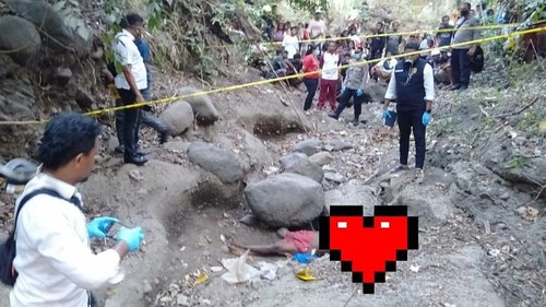 Mayat pria telanjang dan tanpa identitas ditemukan di sungai mengering Desa Manubura, Kecamatan Nelle, Sikka, NTT, Senin (4/8/2025). (Dok. Polres Sikka)