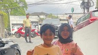 Mbak Lala dan Rafathar juga selalu kompak, seperti momen ini di mana keduanya mengirimkan makanan untuk Nagita yang sedang melakukan pemotretan. Foto: Instagram/@shela_lala