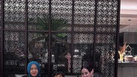Makan di restoran yang ada di hotel Fairmont Jakarta, begini momen Mbak Lala saat bersantap bersama Rafathar dan Nagita Slavina. Foto: Instagram/@shela_lala