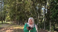 Terakhir ada momen Mbak Lala saat berburu jamur truffle ketika diajak liburan ke Italia bersama Nagita Slavina. Foto: Instagram/@shela_lala