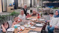 Rafathar berujar Mbak Lala sudah seperti kakak baginya. Mereka sering menghabiskan waktu bersama, terutama saat kulineran. Foto: Instagram/@shela_lala