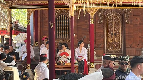 Suasana rumah duka di kediaman Wali Kota Denpasar menjelang pelebon, Senin (4/8/2025).