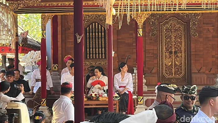 Suasana rumah duka di kediaman Wali Kota Denpasar menjelang pelebon, Senin (4/8/2025).