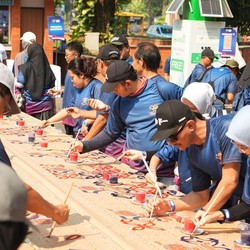 Ketika Limbah Sak Semen Jadi Kanvas Lukis