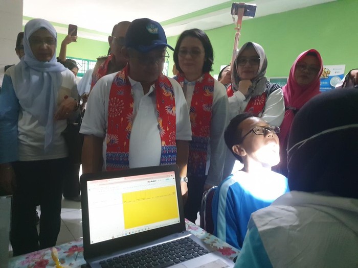 Mendikdasmen Abdul Mu'ti pantau langsung proses Cek Kesehatan Gratis (CKG) untuk siswa di SDN Cideng 02 Pagi, Senin (4/8/2025). Mendikdasmen Abdul Mu'ti pantau langsung proses Cek Kesehatan Gratis (CKG) untuk siswa di SDN Cideng 02 Pagi, Senin (4/8/2025).