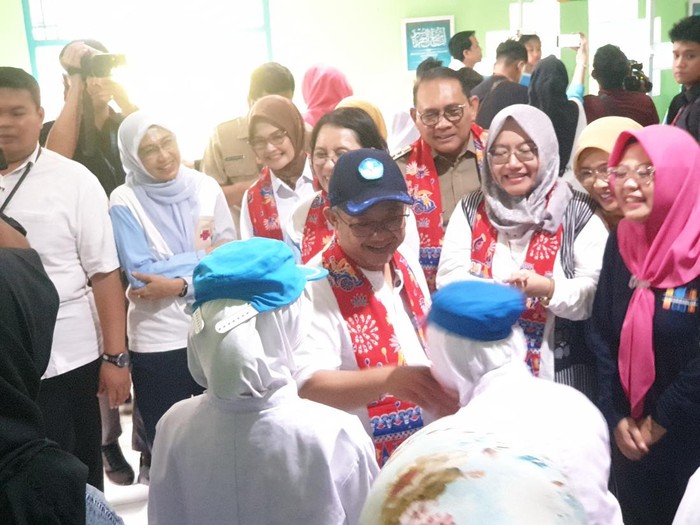 Mendikdasmen Abdul Mu'ti pantau langsung proses Cek Kesehatan Gratis (CKG) untuk siswa di SDN Cideng 02 Pagi, Senin (4/8/2025).