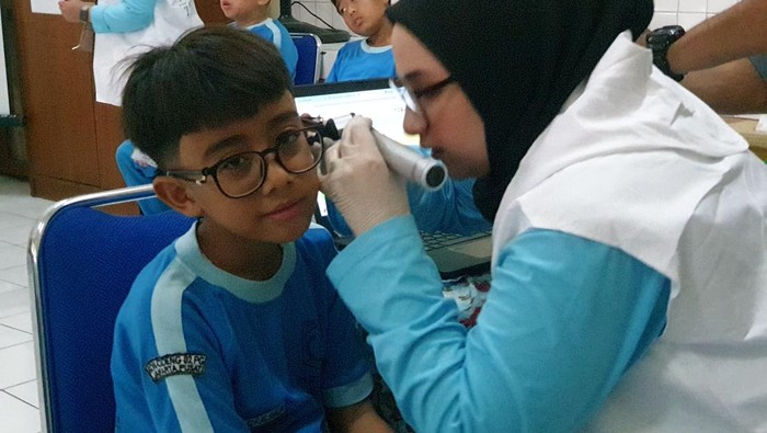 Mendikdasmen Abdul Muti pantau langsung proses Cek Kesehatan Gratis (CKG) untuk siswa di SDN Cideng 02 Pagi, Senin (4/8/2025).