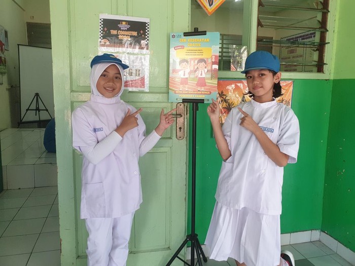 Mendikdasmen Abdul Mu'ti pantau langsung proses Cek Kesehatan Gratis (CKG) untuk siswa di SDN Cideng 02 Pagi, Senin (4/8/2025).