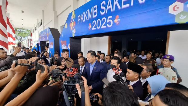 Menko AHY saat menghadiri PKKMB di Universitas Trunojoyo Madura (UTM) dan meresmikan green campus.