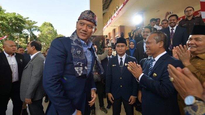 Menko AHY saat menghadiri PKKMB di Universitas Trunojoyo Madura (UTM) dan meresmikan green campus.