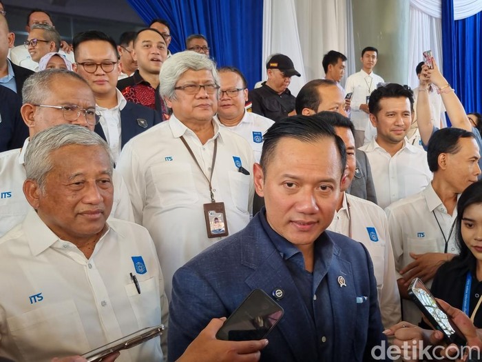 Menko AHY saat menyampaikan materi di hadapan ribuan maba saat PKKMB ITS.
