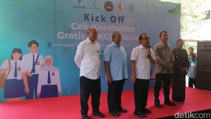 Menko PKM Pratikno saat resmikan cek kesehatan siswa gratis di Bojonegoro