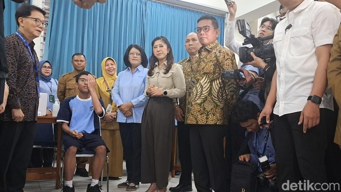 Menkomdigi Meutya Hafid dan Gubernur Andra Soni saat peluncuran cek kesehatan gratis sekolah