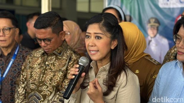 Menkomdigi) Meutya Hafid meninjau langsung pelaksanaan program cek kesehatan gratis (CKG) sekolah untuk anak-anak di SMPK Penabur Gading Serpong, Tangerang, Senin (4/8/2025)