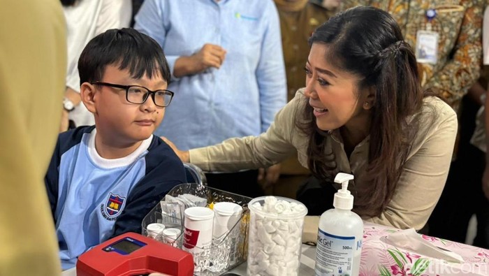 Menkomdigi) Meutya Hafid meninjau langsung pelaksanaan program cek kesehatan gratis (CKG) sekolah untuk anak-anak di SMPK Penabur Gading Serpong, Tangerang, Senin (4/8/2025)