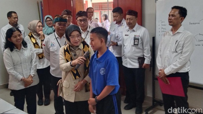 MenPAN-RB Rini Widyantini saat mengunjungi Sekolah Rakyat Menengah Pertama (SRMP) 17 Tabanan di Banjar Anyar, Kecamatan Kediri, Tabanan, Bali, Senin (4/8/2025). (Foto: Krisna Pradipta/detikBali)