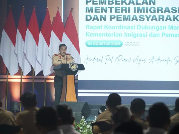 Menteri Imipas Agus Andrianto memberikan pembekalan dalam Rapat Koordinasi Dukungan Menejemen Kementerian Imigrasi dan Pemasyarakatan (Kemenimipas) Tahun 2025 di Jakpus, Senin (4/8/2025).