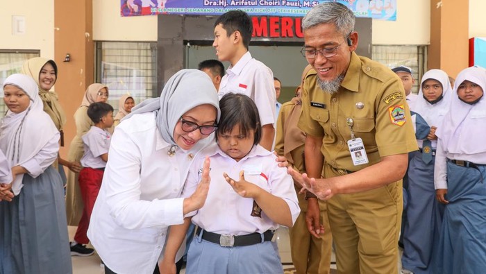 Sekda Jateng Sumarno saat mendampingi Menteri PPPA Arifah Fauzi meninjau program CKG sekolah di Sekolah Luar Biasa (SLB) Negeri Semarang, Senin (4/8/2025).